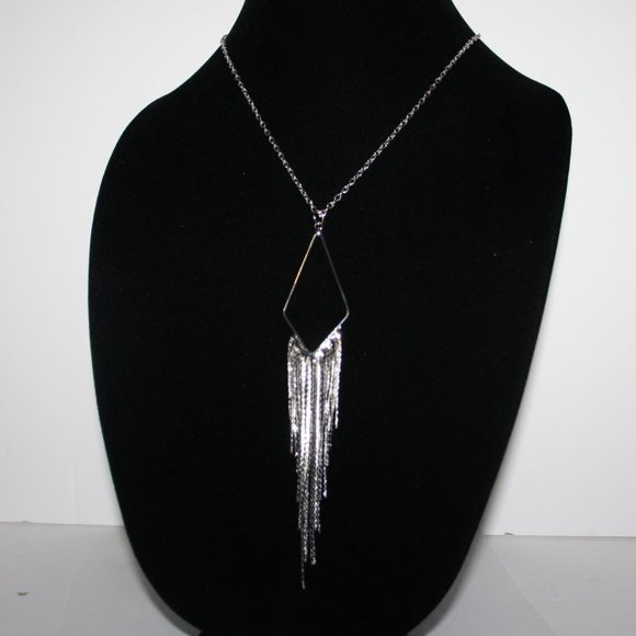 Beautiful silver drop necklace 22"